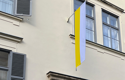 Am Tag der Amtseinführung sollen Kirchen und kirchliche Gebäude mit gelb-weißen Kirchenfahnen beflaggt werden.