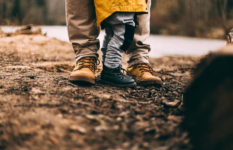 Daiga Ellaby / Unsplash Gemeinsame Wanderungen laden dazu ein, über das Familienleben zu reflektieren.